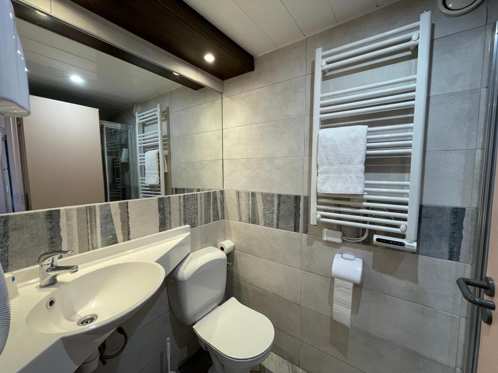 Brit Hotel St-Quentin/Nord Fayet  Εξωτερικό φωτογραφία